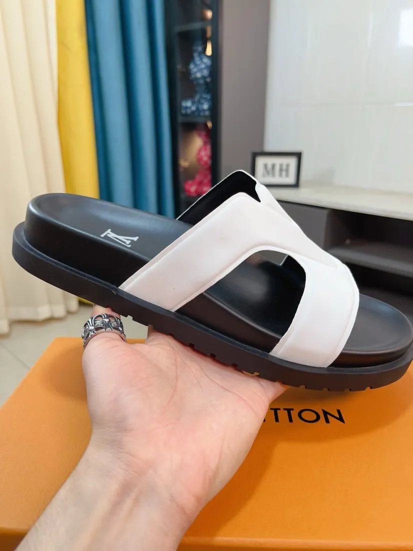 Men's shoes💰300🌹🌹【LV】Multi-color new men's slippers, original top-quality version, original special cowhide with pebbled embossing➕sheepskin on the inner and side, non-slip combination sole, more stable walking, more comfortable and lightweight, high-end and generous, size: 38~44
